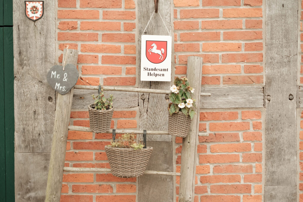Schild Standesamt Helpsen am Fachwerk, Hochzeit Anne & Phil auf dem Hof Gottschalk in Helpsen