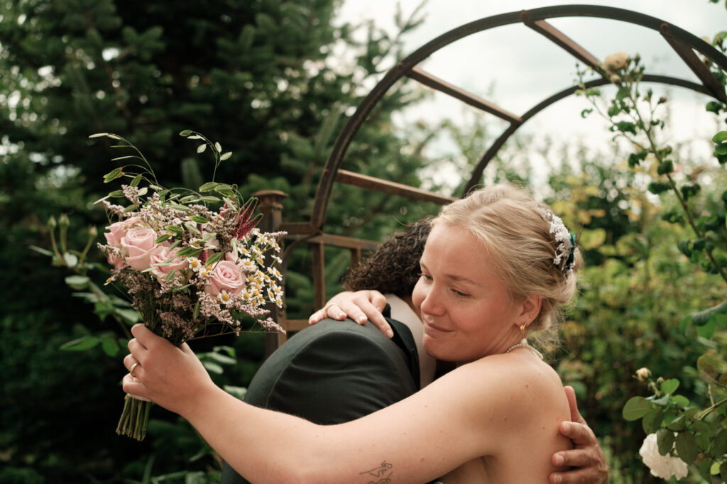 Braut umarmt den Bräutigam nach dem ersten Blick, Hochzeit Anne & Phil auf dem Hof Gottschalk in Helpsen