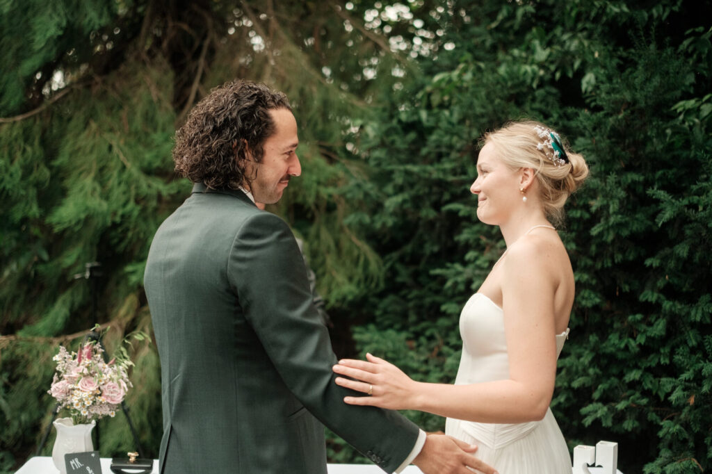 Brautpaar am Trautisch im Garten, Hochzeit Anne & Phil auf dem Hof Gottschalk in Helpsen