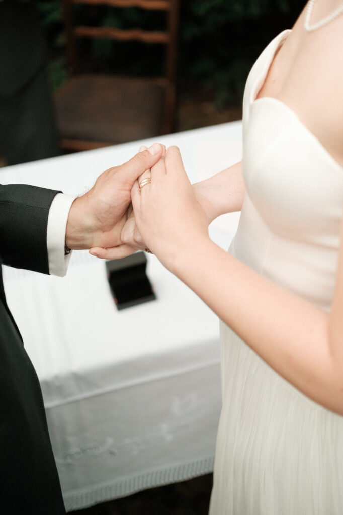 Hände des Brautpaars mit Ehering, Hochzeit Anne & Phil auf dem Hof Gottschalk in Helpsen
