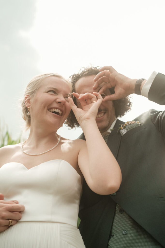Brautpaar formt Herzen mit den Händen, Hochzeit Anne & Phil auf dem Hof Gottschalk in Helpsen